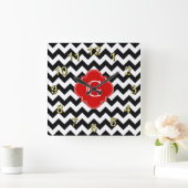Black White Chevron Red Quatrefoil Monogram Vierkante Klok (Huis)
