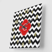 Black White Chevron Red Quatrefoil Monogram Vierkante Klok (Hoek)