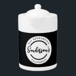 Black White City Plaats Locatie Naam Circle Theepot<br><div class="desc">Eenvoudige minimalistische chique stijl zwart-wit plaatsnaam binnen zwarte cirkel ring. Ideaal ontwerp voor thuis,  kantoor en uw bedrijf. Pas het aan met teksten van uw eigen keuze.</div>