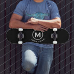 Black White Classic Monogram Persoonlijk Skateboard<br><div class="desc">Een minimalistisch monogram met een klassiek bloktypografisch initiaal met jouw naam hieronder op een eenvoudige zwarte achtergrond.</div>
