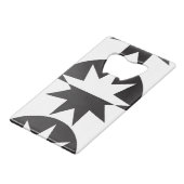 Black White Deco Star Sunburst Creditkaart Flessenopener (Voorkant Gekanteld)