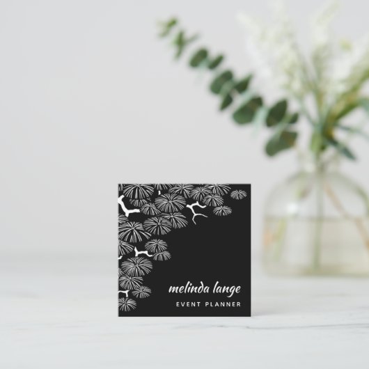 Black White Elegant Botanical Pine Branch Vierkante Visitekaartje (Staand voorkant)