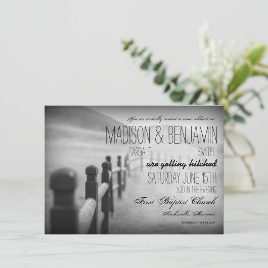 Black White Fence Post Rustic Wedding Invitations Kaart (Staand voorkant)