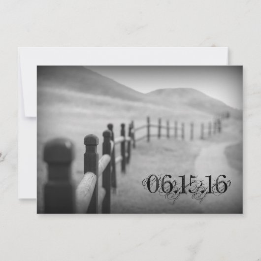 Black White Fence Post Rustic Wedding Invitations Kaart (Achterkant)