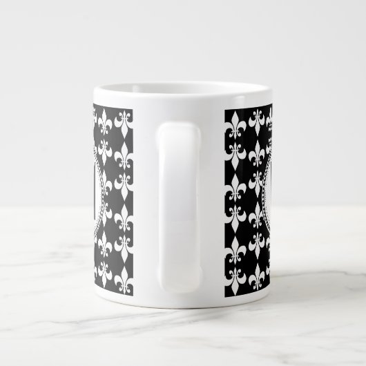Black | White Fleur de Lis Monogram Pattern Grote Koffiekop (Achterkant)