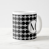 Black | White Fleur de Lis Monogram Pattern Grote Koffiekop (Voorkant rechts)