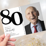 Black White foto 80th Birthday Party Kaart<br><div class="desc">Creëer blijvende herinneringen op je 80e verjaardagsbassin met deze klassieke uitnodigingen van de zwarte en witte verjaardagspartij! Deze uitnodigingen zullen de geest van de gelegenheid weerspiegelen door een groot vet serif lettertype met het cijfer '80', een foto van de verjaardagsjongen/het meisje en een moderne sjabloon die gemakkelijk te personaliseren is....</div>