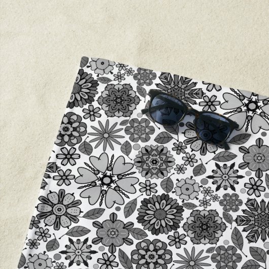 Black White Gray Retro Floral Art Seamless Pattern Strandlaken (In situ)