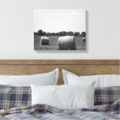 Black & White Hay Rolls, verspreid over een Boerde Canvas Afdruk (Insitu (Slaapkamer))