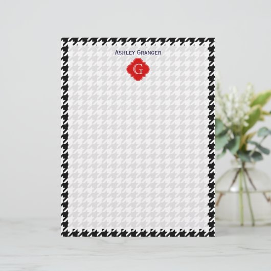 Black White Houndstooth Red Quatrefoil Monogram (Staand voorkant)