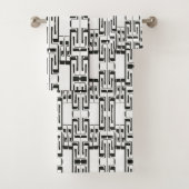 Black White Interlocking Maze Pattern Bath Towells Bad Handdoek (Insitu)
