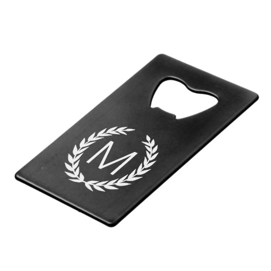 Black & White Laurel Wreath Monogram Creditkaart Flessenopener (Voorkant Gekanteld)