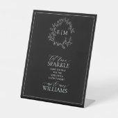 Black White Leafy Crest Monogram Let Love Sparkle Reclamebord Met Voetstuk (Voorkant)