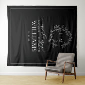 Black White Leafy Crest Monogram Weddenschap Wandkleed (In Situ (horizontaal))