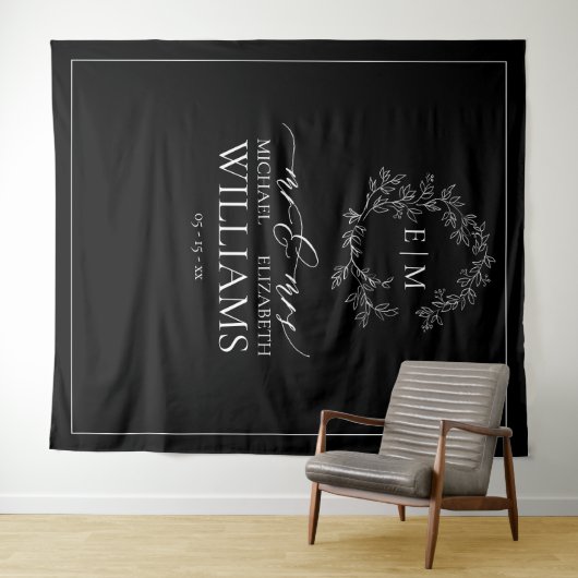 Black White Leafy Crest Monogram Weddenschap Wandkleed (In Situ (horizontaal))