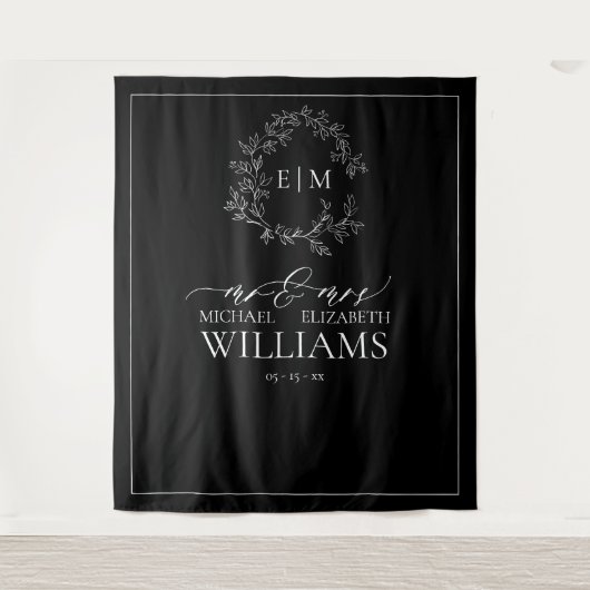Black White Leafy Crest Monogram Weddenschap Wandkleed (Voorkant)