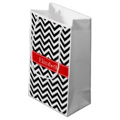 Black White LG Chevron Red Name Monogram Klein Cadeauzakje (Achterkant Gekanteld)