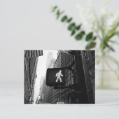 Black White Manhattan New York Walk Sign Briefkaart (Staand voorkant)