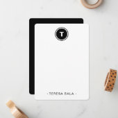 Black White | Minimal Modern Round Monogram Notitiekaartje (Voorkant / Achterkant in situ)