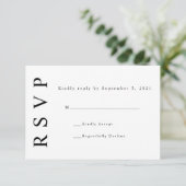 Black White Monogram Minimalist Wedding RSVP Kaart (Staand voorkant)