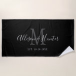 Black White Monogram Pas getrouwd Wedding Persoonl Strandlaken<br><div class="desc">Naar de huwelijksreis met deze zwarte witte monogram Pas getrouwd Wedding Personalized Beach Towel. Dit is een modern aanpasbaar ontwerp in zwart, wit en grijs. De voornamen van de bruid en van de groom zijn op het centrum in het moderne witte handschrift manuscript het schrijven en het initiaal van nieuwe...</div>