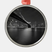 Black White New York City Skyline Metalen Ornament (Voorkant)