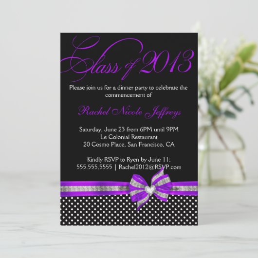 Black White Paars Polka Dot Afstuderen Invitation Kaart (Staand voorkant)