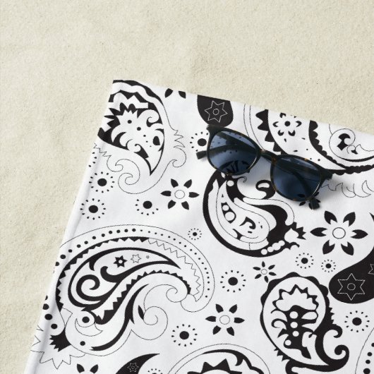Black & White Paisley Pattern –Elegant Textile Art Strandlaken (In situ)