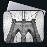 Black & White Photo Brooklyn Bridge Laptop Sleeve<br><div class="desc">Zwart-witte foto van beroemde Brooklyn bridge close-up architectuur detail. Aangepast monogram.</div>
