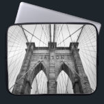 Black & White Photo Brooklyn Bridge Laptop Sleeve<br><div class="desc">Zwart-witte foto van beroemde Brooklyn bridge close-up architectuur detail. Aangepast monogram.</div>