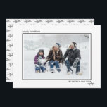 Black & White Pine Needles Happy Hanukkah Family Feestdagenkaart<br><div class="desc">Stijlvolle en leuke fotokaarten zijn perfect voor al je vrienden en familie in dit vakantiejaar. Pas de tekst "happy hanukkah" aan met je eigen groet en verander de familienaam en het jaar en verwissel het afbeelding voor een foto van je kinderen, huisdier of het hele gezin. Het ontwerp is voorzien...</div>