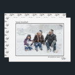 Black & White Pine Needles Happy Hanukkah Family Feestdagenkaart<br><div class="desc">Stijlvolle en leuke fotokaarten zijn perfect voor al je vrienden en familie in dit vakantiejaar. Pas de tekst "happy hanukkah" aan met je eigen groet en verander de familienaam en het jaar en verwissel het afbeelding voor een foto van je kinderen, huisdier of het hele gezin. Het ontwerp is voorzien...</div>