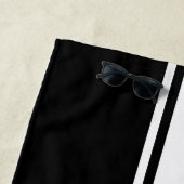Black White Racing Stripes Gold Monogrammed Pool Strandlaken (In situ)