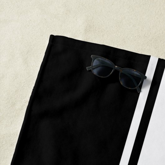 Black White Racing Stripes Gold Monogrammed Pool Strandlaken (In situ)