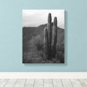 Black & White Saguaro Cactus in Heuvels 11x14 Canvas Afdruk (Insitu (Houten vloer))