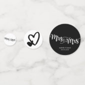 Black & White Script Mrs. en Mrs Hearts Wedding Confetti (Achterkanten)