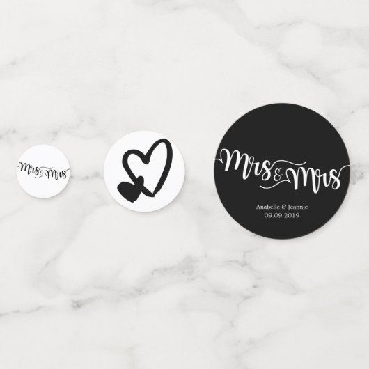 Black & White Script Mrs. en Mrs Hearts Wedding Confetti (Achterkanten)