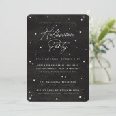 Black+White Script Scatered Stars Halloween Party Kaart (Staand voorkant)