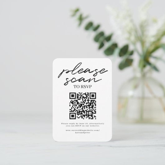 Black White Simple Script Weduwend RSVP QR Code Informatiekaartje (Staand voorkant)