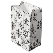 Black & White Snowflake Gift Bag – Elegant Minimal Medium Cadeauzakje (Voorkant Gekanteld)