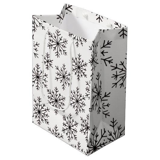 Black & White Snowflake Gift Bag – Elegant Minimal Medium Cadeauzakje (Voorkant Gekanteld)