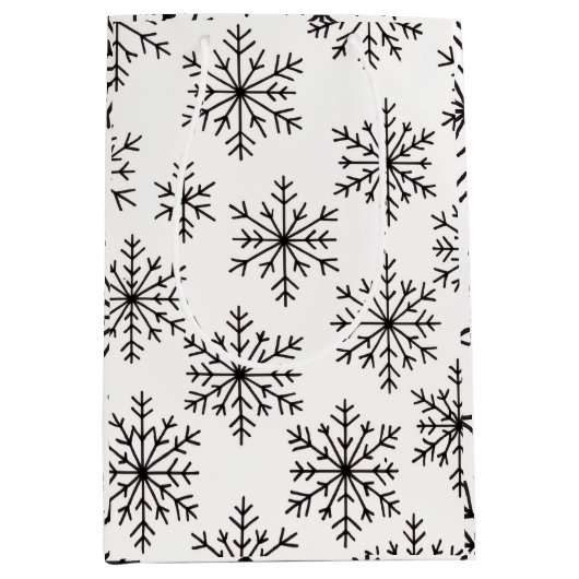 Black & White Snowflake Gift Bag – Elegant Minimal Medium Cadeauzakje (Voorkant)