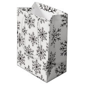 Black & White Snowflake Gift Bag – Elegant Minimal Medium Cadeauzakje (Achterkant Gekanteld)