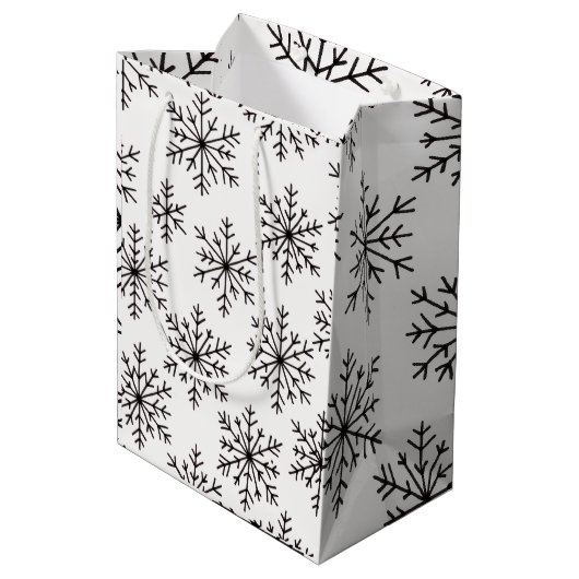 Black & White Snowflake Gift Bag – Elegant Minimal Medium Cadeauzakje (Achterkant Gekanteld)