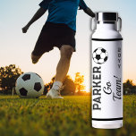 Black White Soccer Name | Go Team Sports Waterfles<br><div class="desc">Zwart voetbal en jaarontwerp door Holiday Hearts Design (alle rechten voorbehouden). Voeg gewoon de naam, het jaar en het midden, de middelbare school of de naam van het intramurale team toe (bv. "Go Wolves", "Go Panthers", "Go Tigers"). Niet ontworpen voor collegiale of professionele sportteams. Origineel ontwerp door Vakantiedagen Harten Design....</div>
