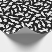Black White Spooky Ghosts Halloween Pattern Cadeaupapier (Hoek)