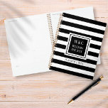 Black White Stripe Family Name Monogram 2023 Planner<br><div class="desc">Stijlvolle trendy gepersonaliseerde initialen monogram planner met een zwart-wit gestreepte patroon met uw initialen en familienaam met uw vastgestelde datum die in een zwart-grens vierkant met een klassieke witte tekst wordt geplaatst. Ontworpen door: Thisnotme©</div>