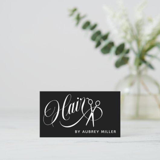 Black White Swirly Script Scissors Hair Stylist Visitekaartje (Staand voorkant)