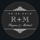 Black White Swirly Wedding Favor Sticker<br><div class="desc">en rustige monogram bruiloft begunstigt sticker. Gedemoreerd met zwijn en krullen lijst. Ideaal voor bruiloft,  verlovingsfeest,  vrijgezellenfeest,  verjaardagsfeest of een speciale gelegenheid. U kunt de achtergrondkleur aanpassen om uw themakleur te passen.</div>