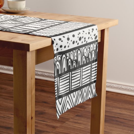 Black White Tribal African Pattern Medium Tafelloper (Voorbeeld)
